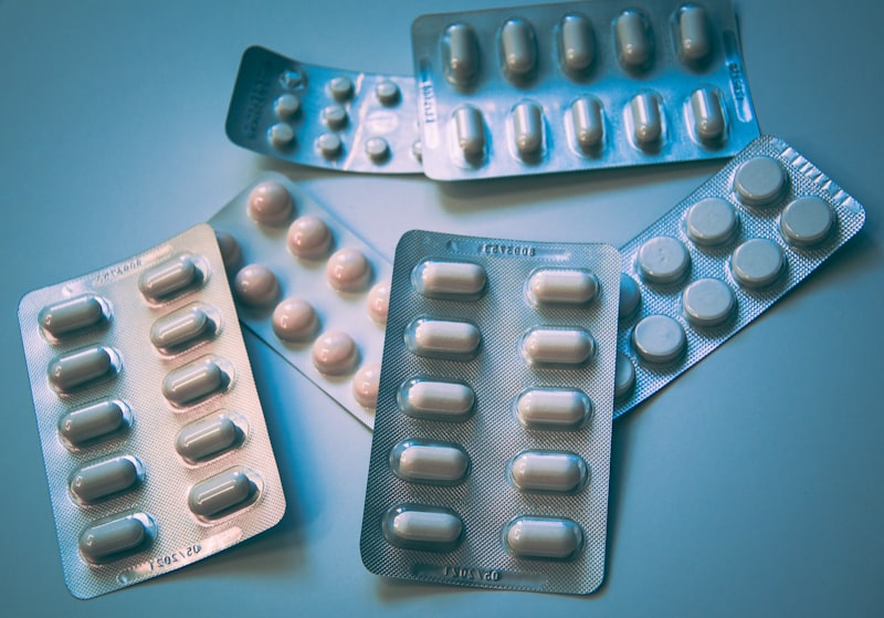 Cápsulas de suplementos vitamínicos e minerais organizadas em comprimidos e pílulas